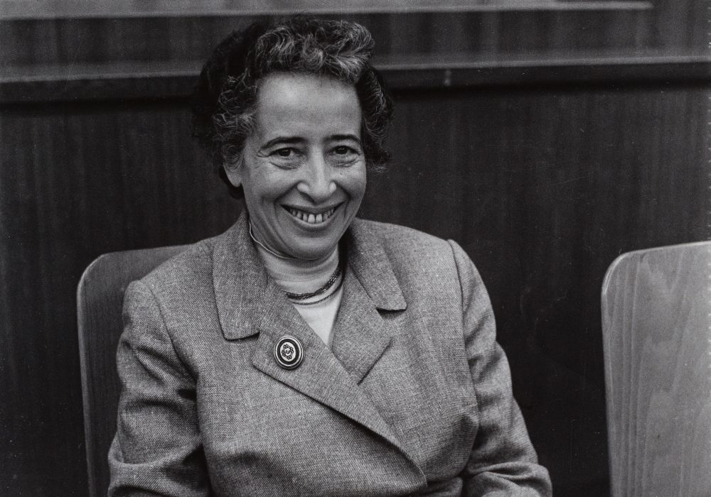 Hannah_Arendt_auf_dem_1._Kulturkritikerkongress,_Barbara_Niggl_Radloff,_FM-2019-1-5-9-16